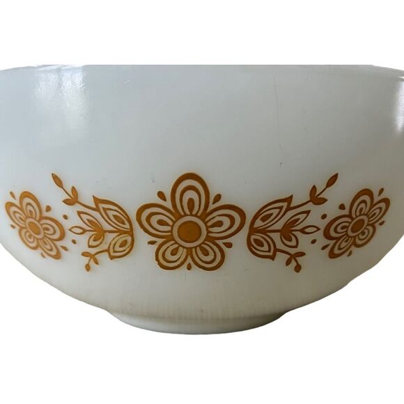 Mid century Pyrex milk glass vintage gold butterfly pattern 2.5 quart bowl - Picture 2 of 10